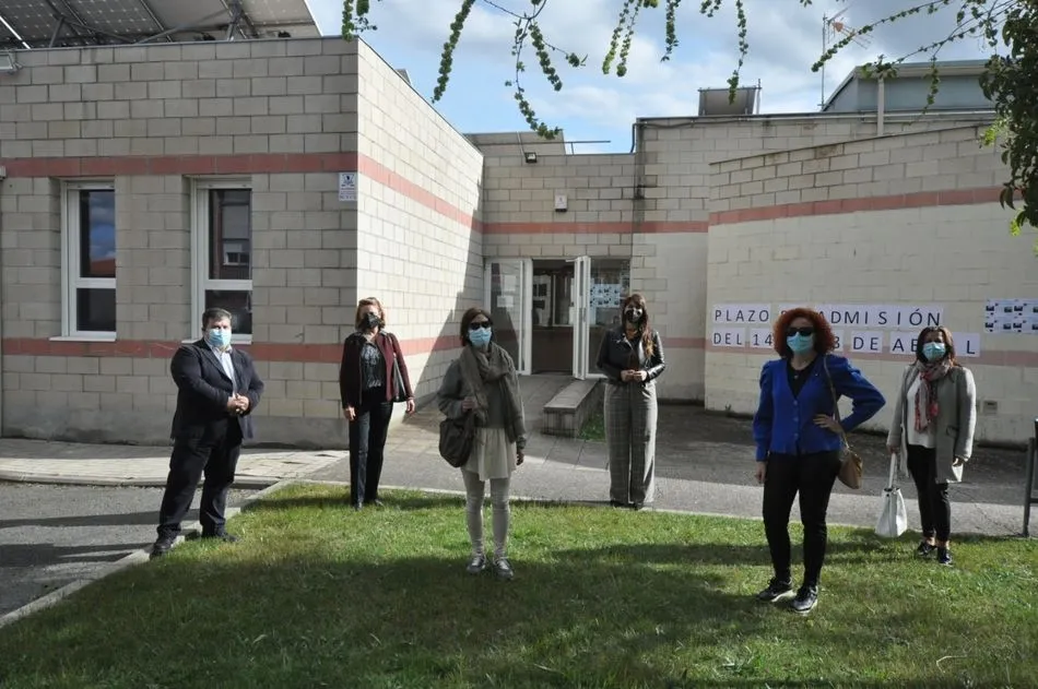 Miembros del Ayuntamiento frente a la Escuela Oficial de Idiomas de Santa Marta - Ayto. Sta. Marta