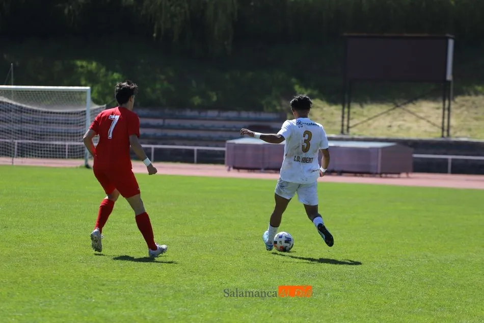 Foto 11 - El Ribert mete la directa hacia el ascenso con una goleada al Hergar Camelot en el derbi (4-0)
