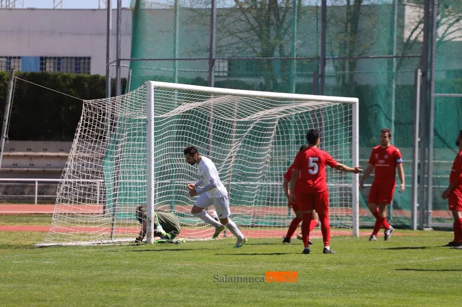 Foto 10 - El Ribert mete la directa hacia el ascenso con una goleada al Hergar Camelot en el derbi (4-0)
