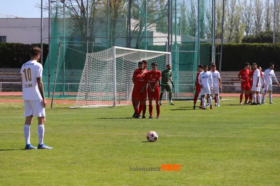 Foto 9 - El Ribert mete la directa hacia el ascenso con una goleada al Hergar Camelot en el derbi (4-0)