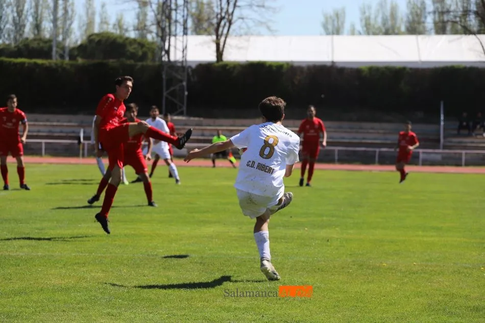Foto 8 - El Ribert mete la directa hacia el ascenso con una goleada al Hergar Camelot en el derbi (4-0)