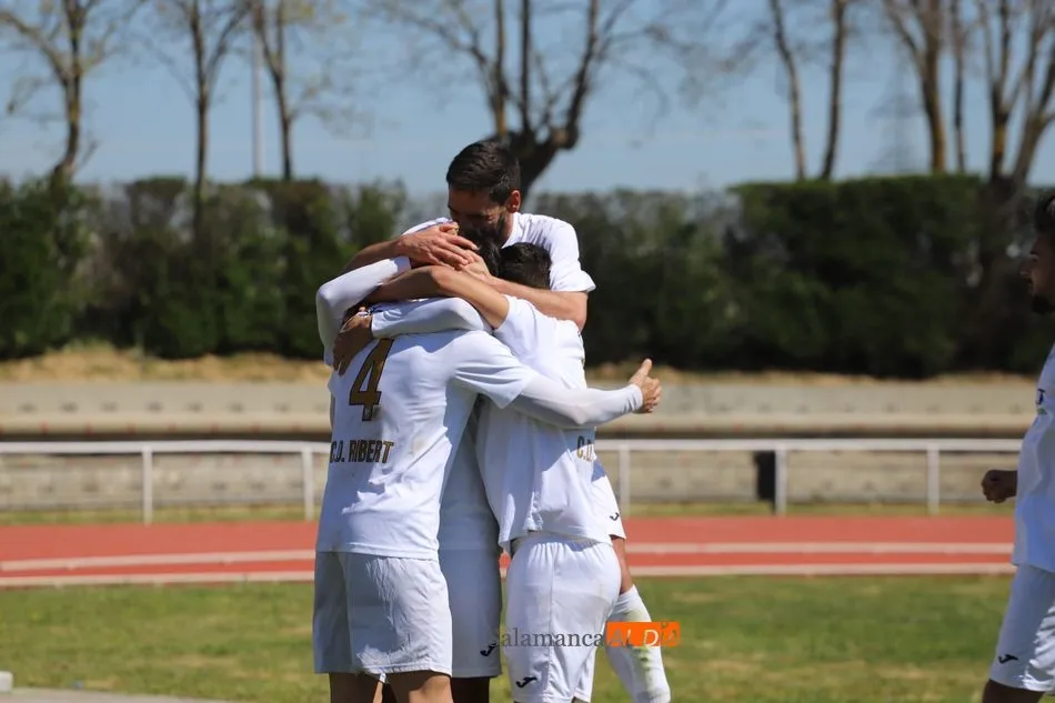 Foto 3 - El Ribert mete la directa hacia el ascenso con una goleada al Hergar Camelot en el derbi (4-0)