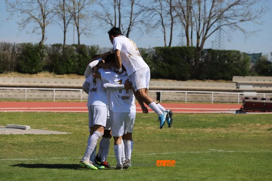 Foto 2 - El Ribert mete la directa hacia el ascenso con una goleada al Hergar Camelot en el derbi (4-0)