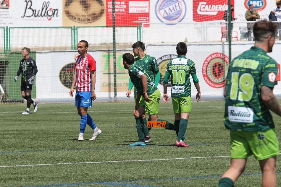 Foto 10 - Un asfixiado CD Guijuelo toma aire venciendo al Sporting de Gij&oacute;n (1-0)
