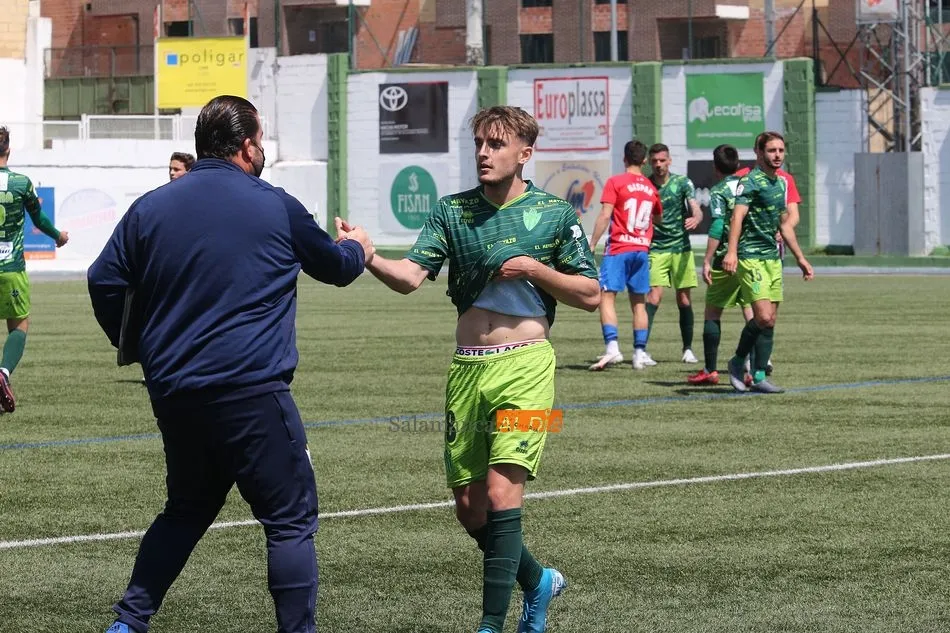Foto 9 - Un asfixiado CD Guijuelo toma aire venciendo al Sporting de Gij&oacute;n (1-0)