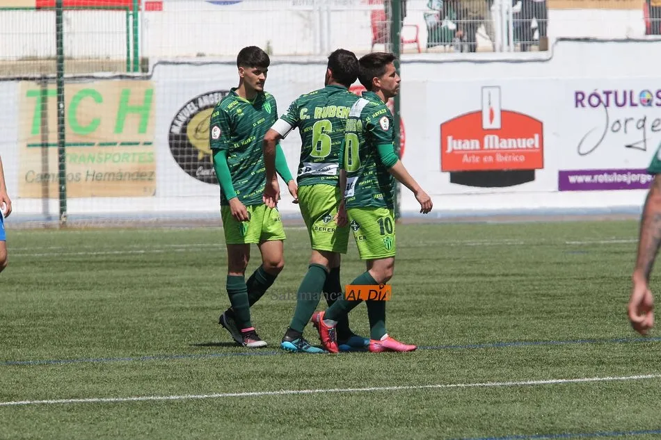 Foto 8 - Un asfixiado CD Guijuelo toma aire venciendo al Sporting de Gij&oacute;n (1-0)