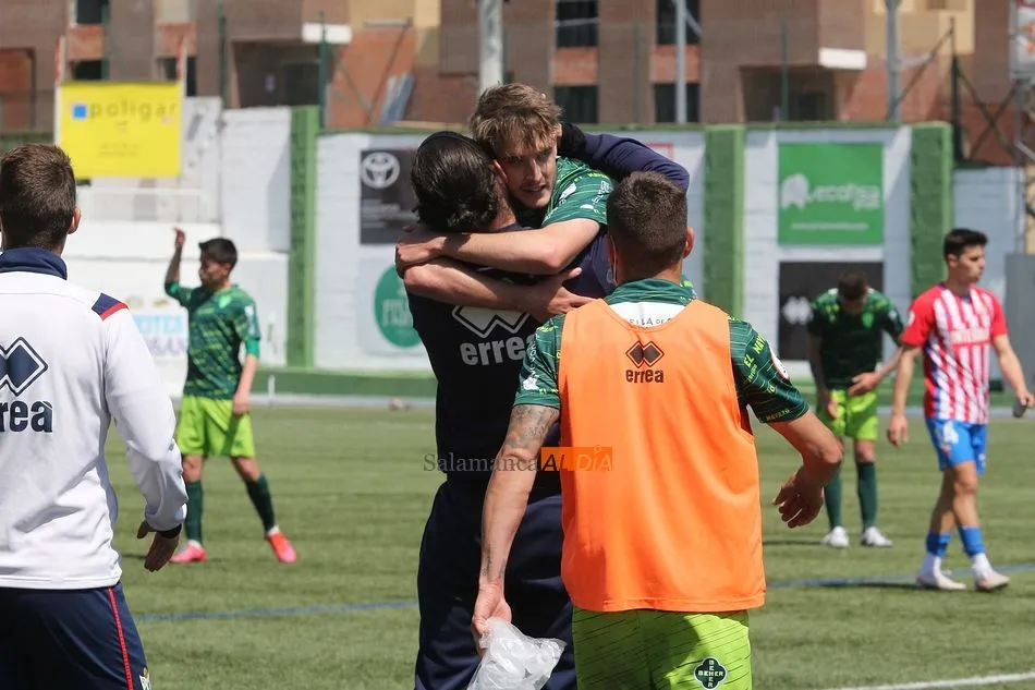 Foto 7 - Un asfixiado CD Guijuelo toma aire venciendo al Sporting de Gij&oacute;n (1-0)