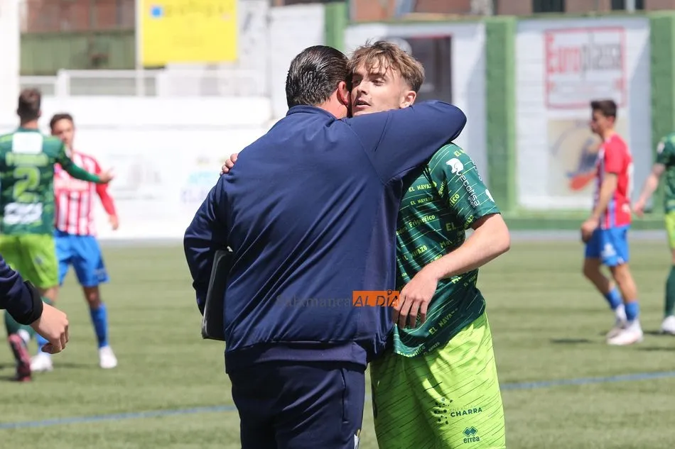 Foto 6 - Un asfixiado CD Guijuelo toma aire venciendo al Sporting de Gij&oacute;n (1-0)