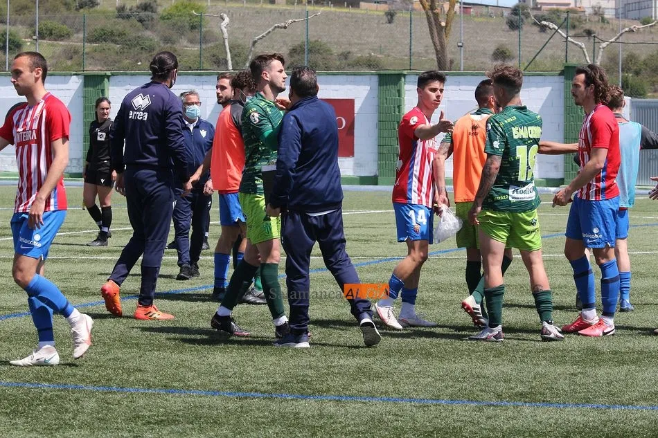Foto 3 - Un asfixiado CD Guijuelo toma aire venciendo al Sporting de Gij&oacute;n (1-0)
