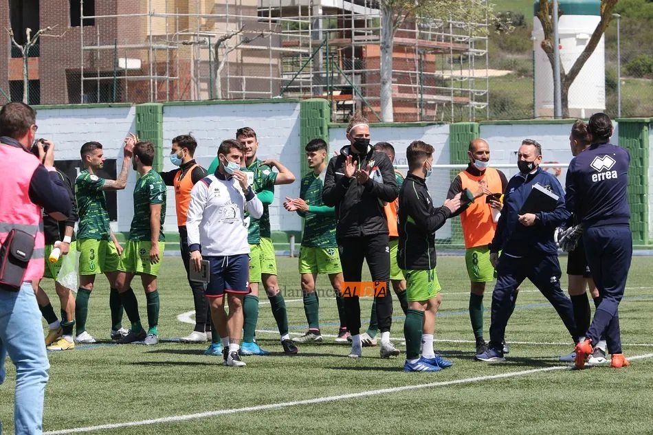 Foto 2 - Un asfixiado CD Guijuelo toma aire venciendo al Sporting de Gij&oacute;n (1-0)