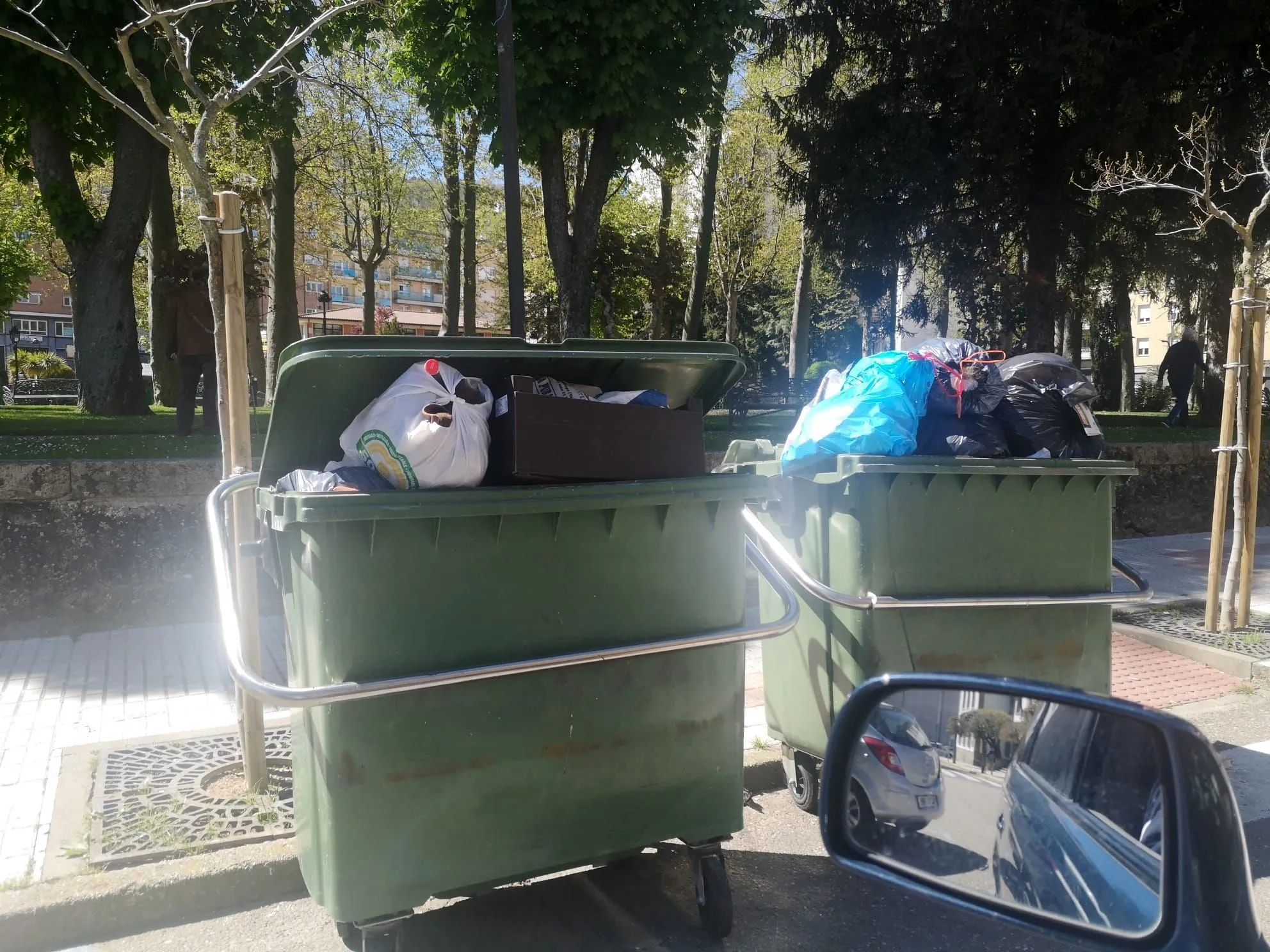 Foto 3 - Contendores sin recoger el s&aacute;bado y limpieza de calles el domingo