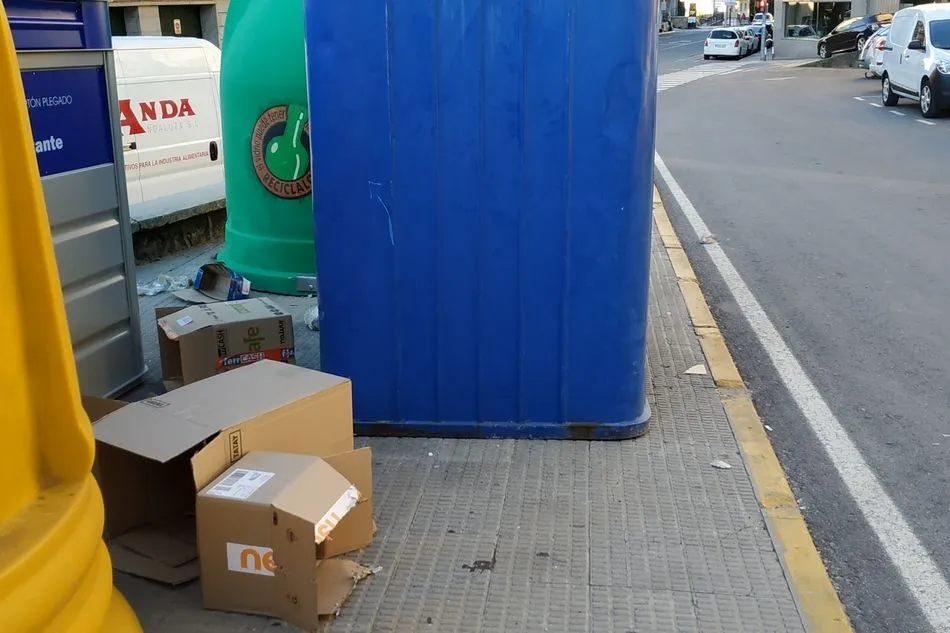 Foto 4 - Contendores sin recoger el s&aacute;bado y limpieza de calles el domingo