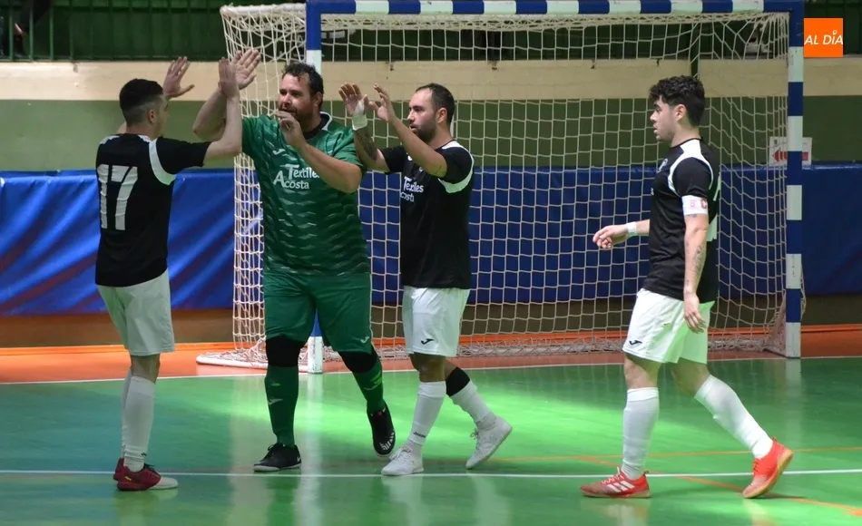 Foto 6 - Ag&oacute;nica victoria del III Senior ante el colista tras haber ido ganando 5-0  