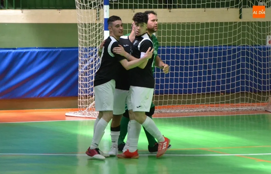 Foto 5 - Ag&oacute;nica victoria del III Senior ante el colista tras haber ido ganando 5-0  