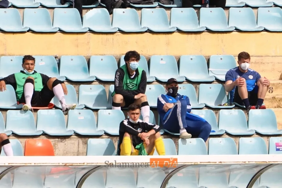 Javi Navas, vestido de corto en el banquillo / Lydia González