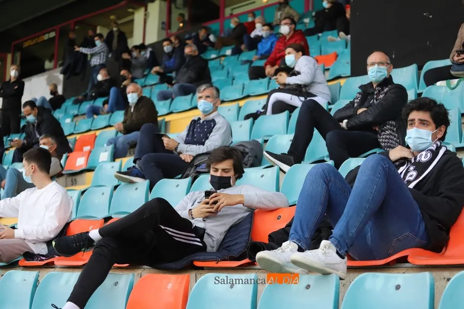 Foto 5 - El Helm&aacute;ntico no deja solo al Salamanca UDS y la afici&oacute;n lo da todo para animar al equipo en la...