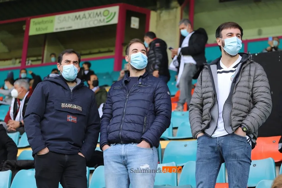 Foto 4 - El Helm&aacute;ntico no deja solo al Salamanca UDS y la afici&oacute;n lo da todo para animar al equipo en la...