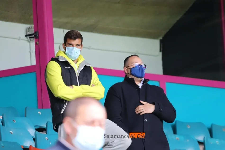 Foto 2 - El Helm&aacute;ntico no deja solo al Salamanca UDS y la afici&oacute;n lo da todo para animar al equipo en la...