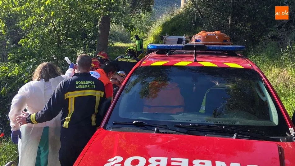 Rescatada una persona que se precipitó desde un terraplen al lado del puente del ferrocarril en...