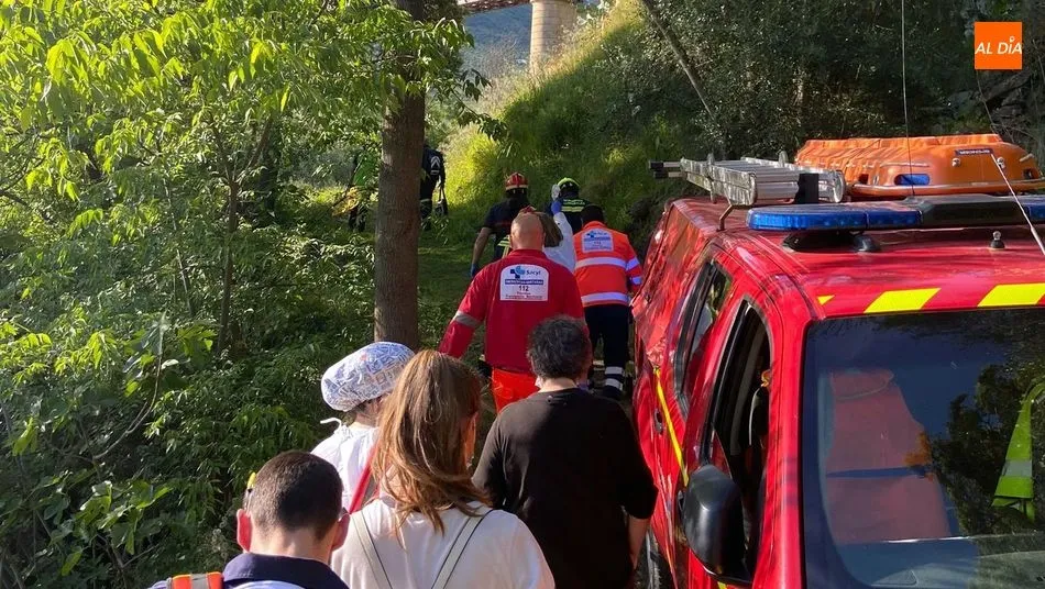 Foto 2 - Rescatada una persona que se precipit&oacute; desde un terraplen al lado del puente del ferrocarril en...