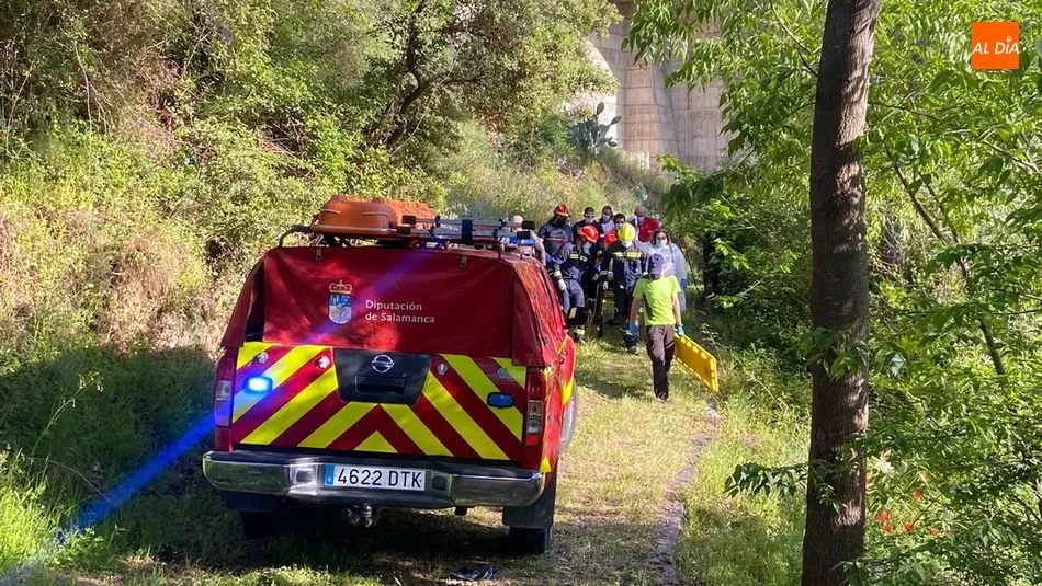 Foto 6 - Rescatada una persona que se precipit&oacute; desde un terraplen al lado del puente del ferrocarril en...