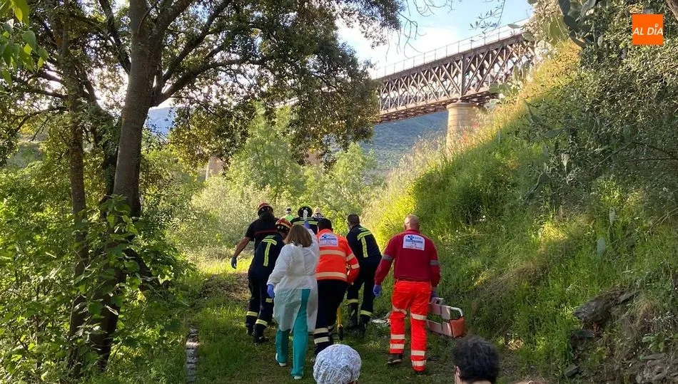 Foto 5 - Rescatada una persona que se precipit&oacute; desde un terraplen al lado del puente del ferrocarril en...