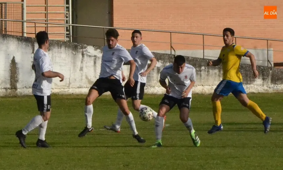 Foto 9 - El Ciudad Rodrigo cumple ante el Monterrey en una tarde de poco espect&aacute;culo y varios regalos  