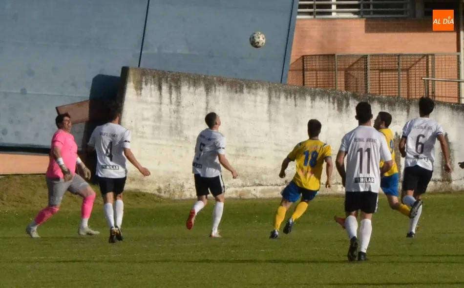 Foto 7 - El Ciudad Rodrigo cumple ante el Monterrey en una tarde de poco espect&aacute;culo y varios regalos  