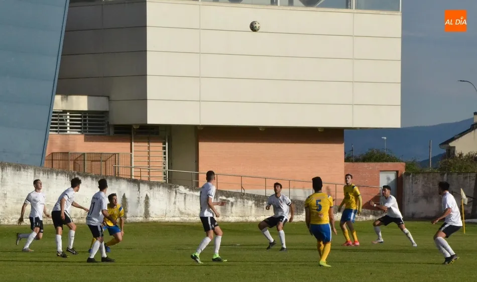 Foto 8 - El Ciudad Rodrigo cumple ante el Monterrey en una tarde de poco espect&aacute;culo y varios regalos  