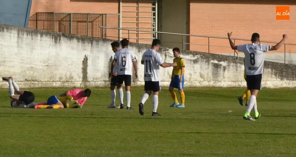Foto 5 - El Ciudad Rodrigo cumple ante el Monterrey en una tarde de poco espect&aacute;culo y varios regalos  
