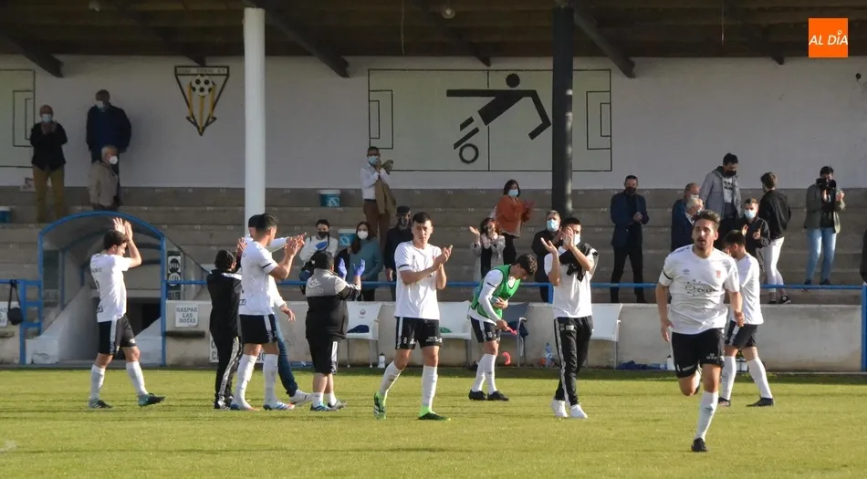 Foto 3 - El Ciudad Rodrigo cumple ante el Monterrey en una tarde de poco espect&aacute;culo y varios regalos  