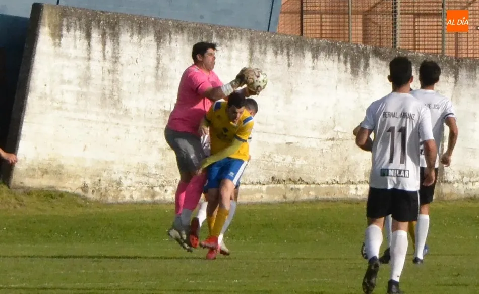 Foto 6 - El Ciudad Rodrigo cumple ante el Monterrey en una tarde de poco espect&aacute;culo y varios regalos  