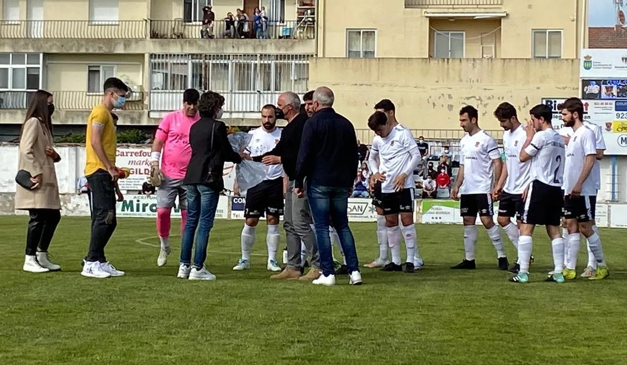 Foto 4 - La familia del Ciudad Rodrigo CF rinde homenaje a Ricardo S&aacute;nchez  
