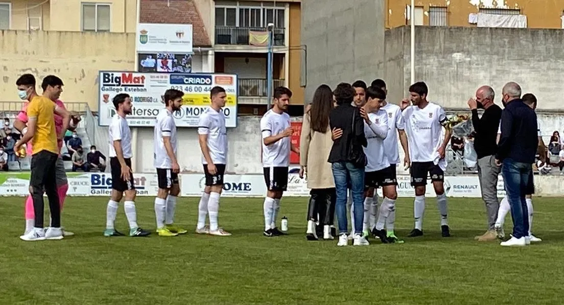 Foto 2 - La familia del Ciudad Rodrigo CF rinde homenaje a Ricardo S&aacute;nchez  