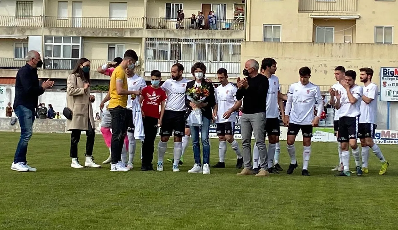 Foto 3 - La familia del Ciudad Rodrigo CF rinde homenaje a Ricardo S&aacute;nchez  