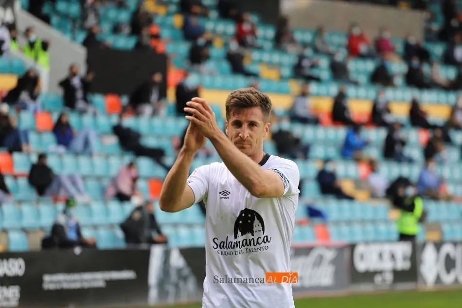 Fernando Llorente aplaude a la grada / Lydia González