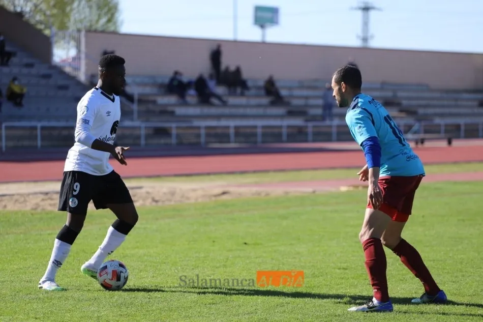 Ibra Keita encara a un rival de La Granja / Lydia González