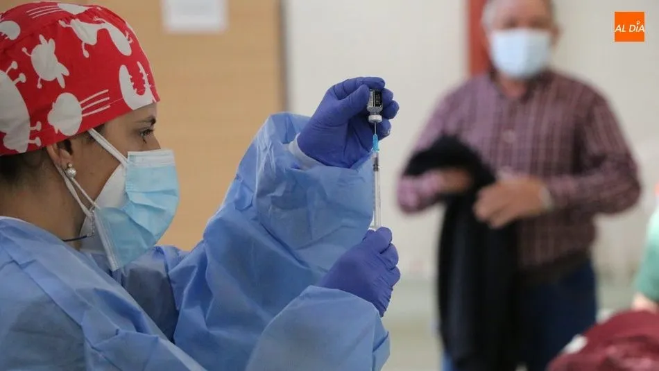 En medio quedan por vacunar los nacidos entre 1952 y 1955 debido a la disponibilidad de las distintas vacunas / CORRAL