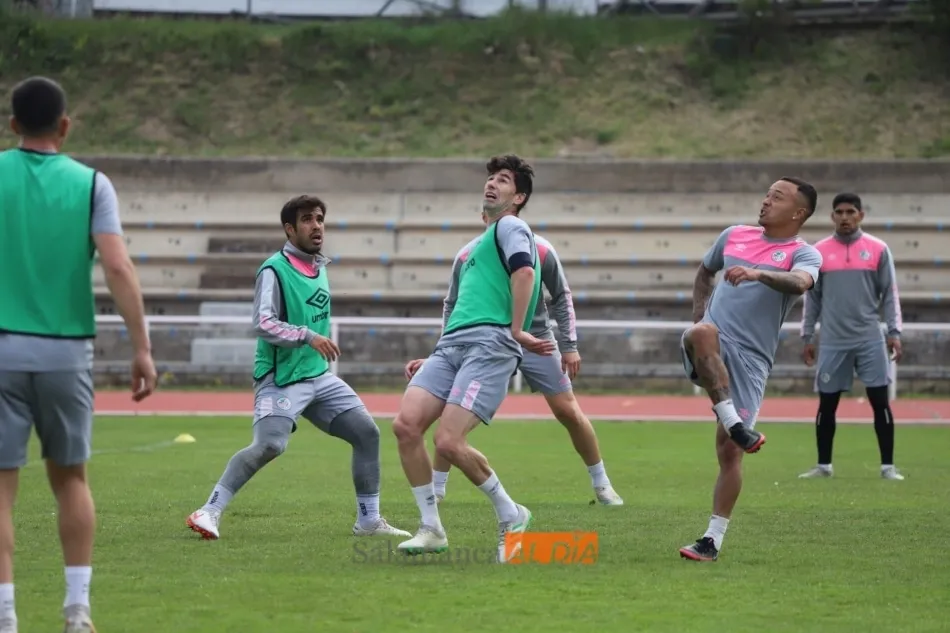 Nacho López mira un balón aéreo / Lydia González