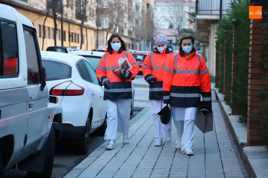 Sanitarias salmantinas con un lote de vacunas. Foto de archivo