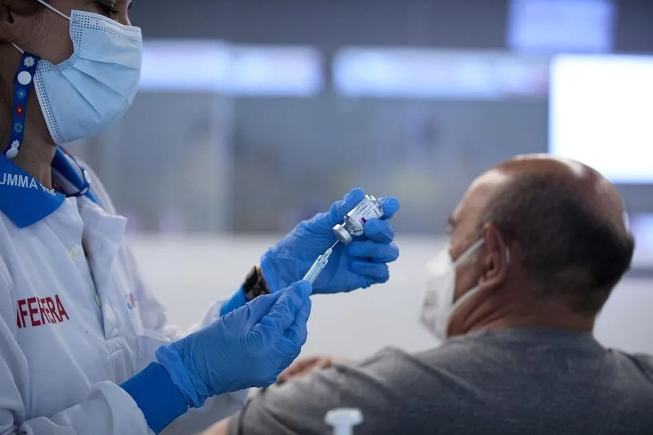 Una persona recibe la vacuna contra la Covid-19