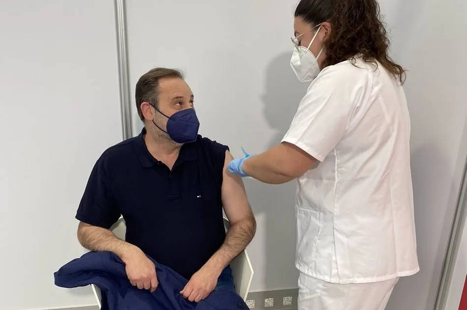 El ministro Ábalos recibe la primera dosis en València - @ABALOSMECO