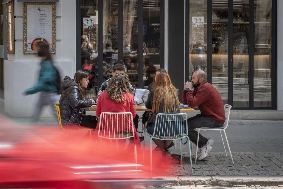 Seis personas sentadas en una terraza en Valencia. Foto: EP