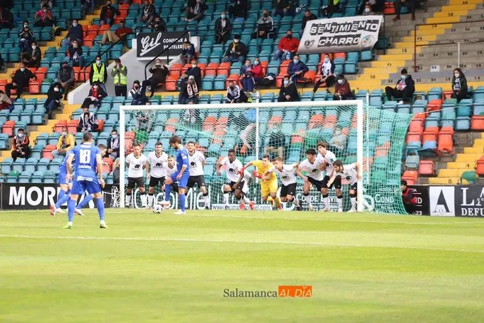 Los jugadores del Salamanca UDS salen de la portería a tapar un tiro de falta / Lydia González