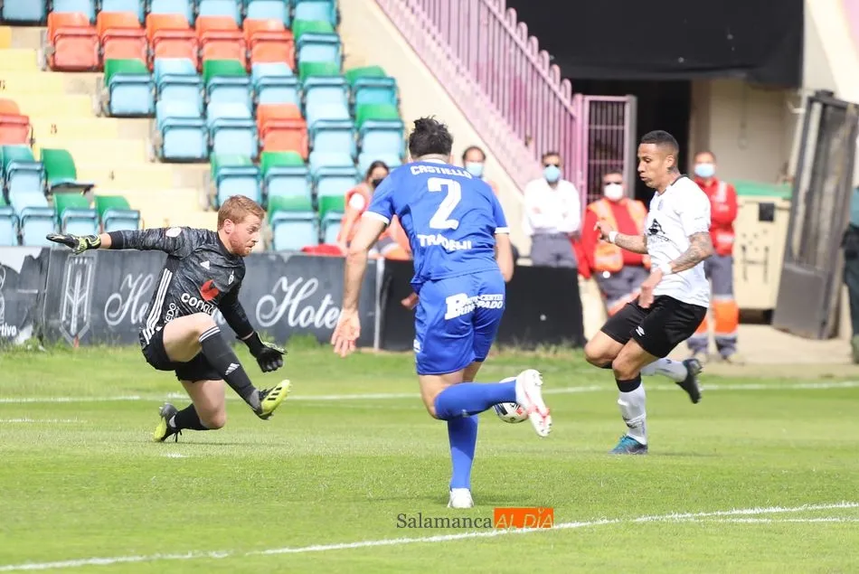 El Puma regatea a Aitor Rodríguez, meta del Covadonga