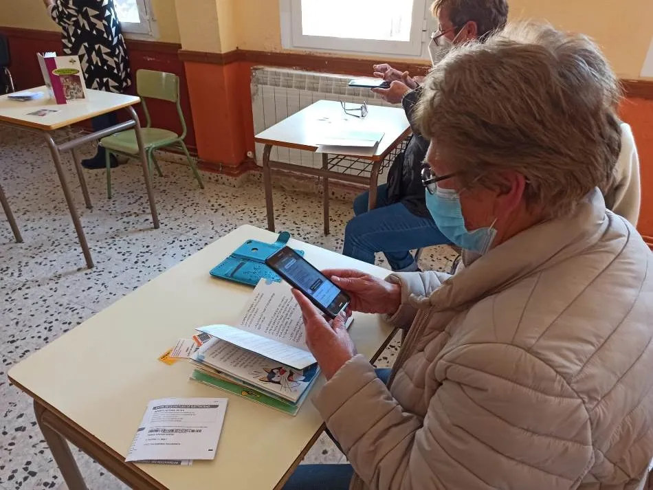 Foto 2 - El uso del m&oacute;vil centra los cursos de alfabetizaci&oacute;n digital de la Fundaci&oacute;n Ciudad Rodrigo en...