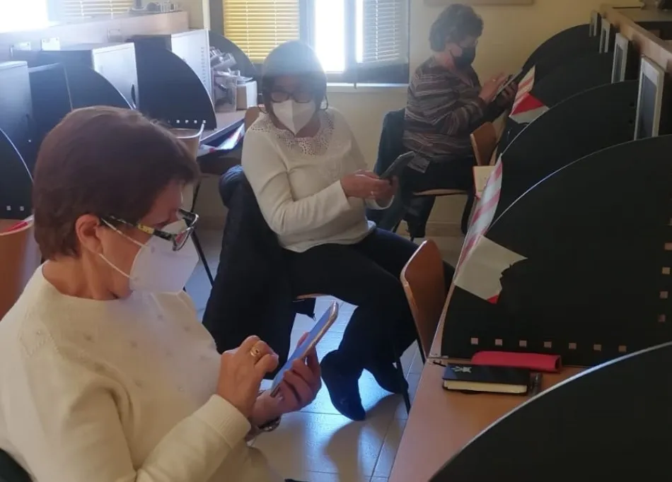 Foto 4 - El uso del m&oacute;vil centra los cursos de alfabetizaci&oacute;n digital de la Fundaci&oacute;n Ciudad Rodrigo en...