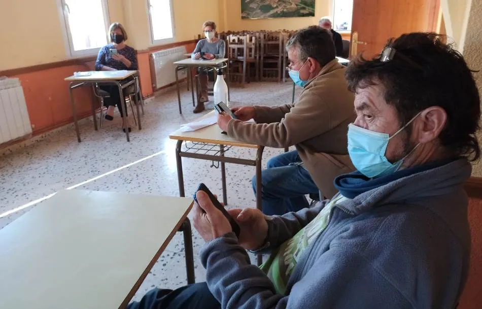 Foto 3 - El uso del m&oacute;vil centra los cursos de alfabetizaci&oacute;n digital de la Fundaci&oacute;n Ciudad Rodrigo en...