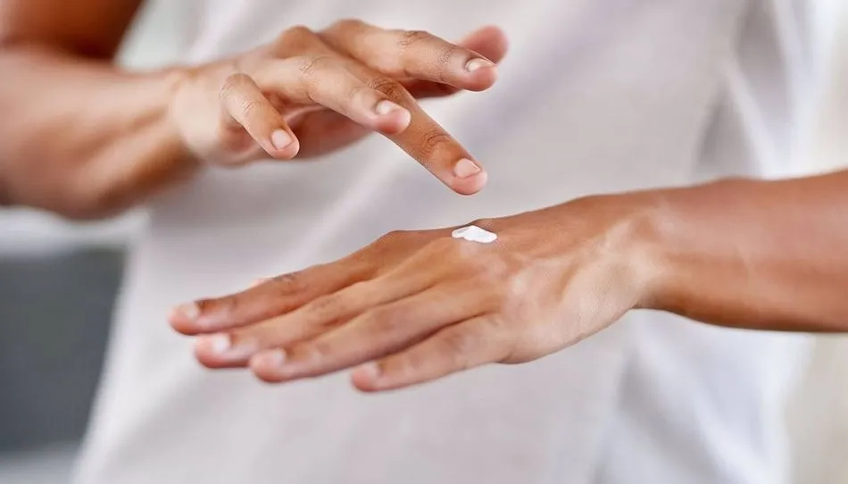 Las manos se resecan con la subida de las temperaturas y la mayor exposición a agresiones externas