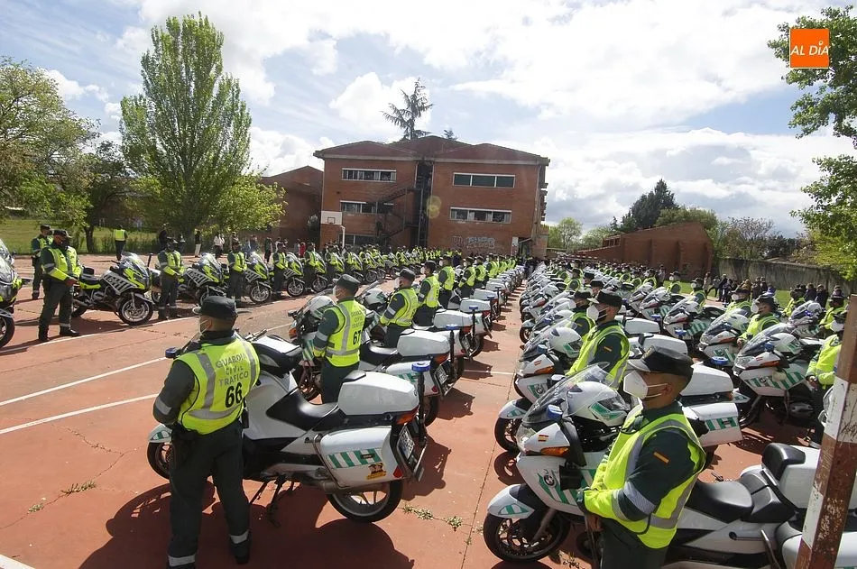 Las motos y los agentes en la pista deportiva del IES Fray Diego | Fotos Adrián Martín